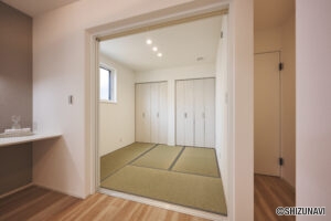 LDKに緩やかにつながる和室は、天井の木目調クロスが温もりを添え、洋と和が自然に調和する落ち着きの空間。客間やお昼寝、家族のくつろぎの場として多用途に活躍します