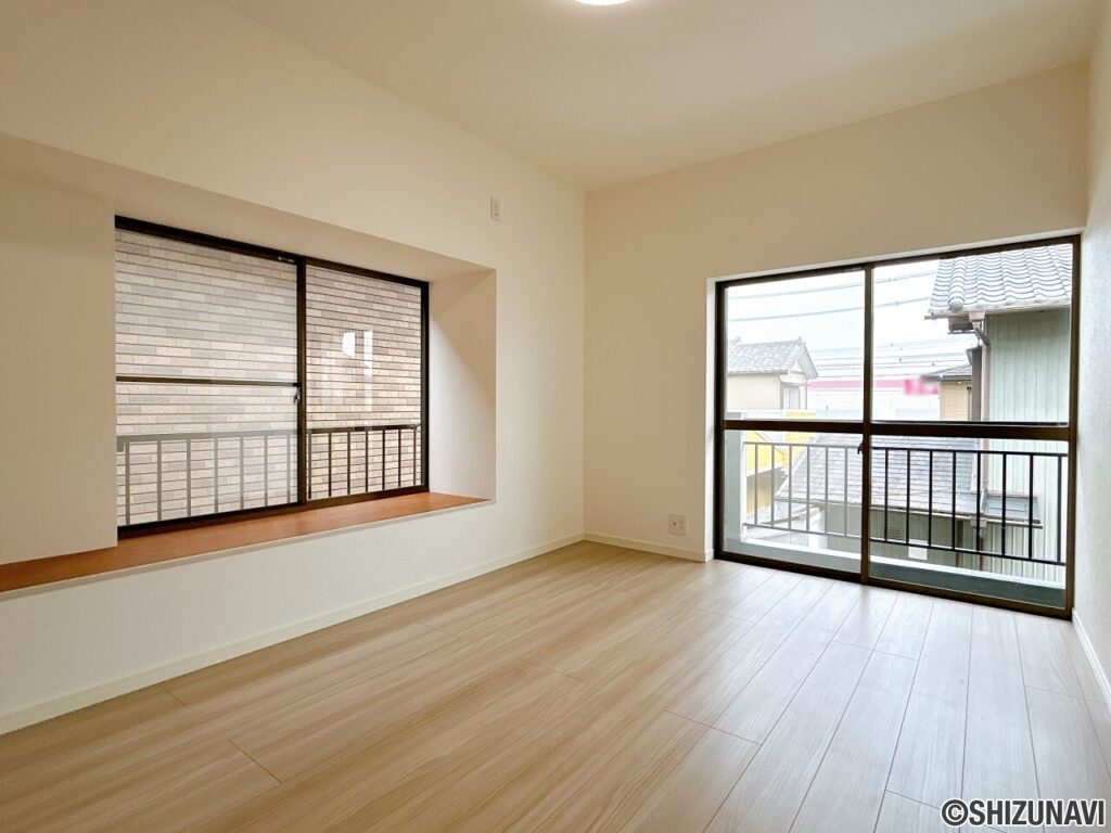 【リフォーム済/2階北東側洋室】別角度です。床はフローリング、壁、天井はクロスで仕上げました。