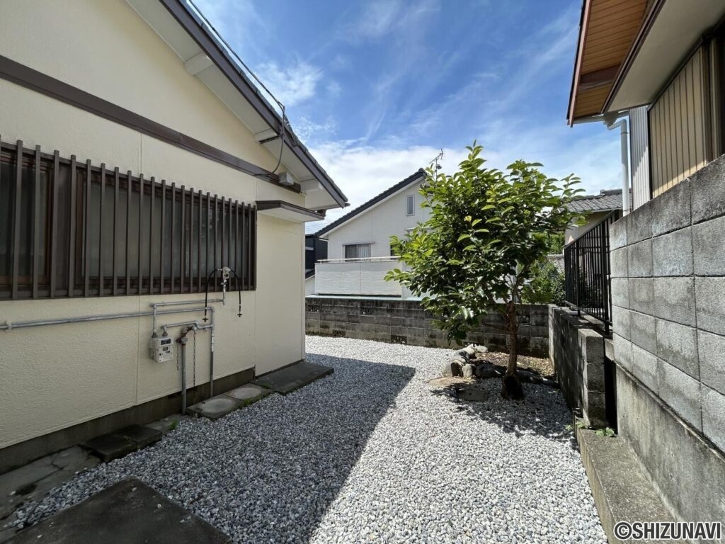 【リフォーム済/北側お庭】建物北面にもお庭がございます。