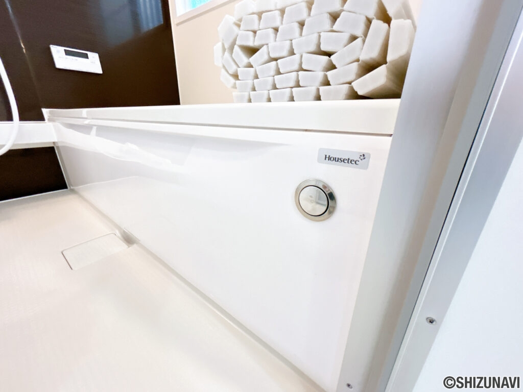 【ユニットバス排水栓】浴室の排水栓はポップアップ式です。ワンタッチで浴槽のお水を排水できます。チェーンが付いてないので、お掃除もラクになりますね。