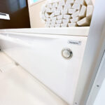 【ユニットバス排水栓】浴室の排水栓はポップアップ式です。ワンタッチで浴槽のお水を排水できます。チェーンが付いてないので、お掃除もラクになりますね。