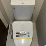 トイレ　玄関隣り