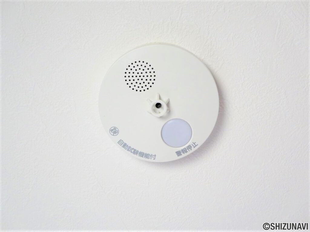 【同仕様写真/設備】全居室に火災警報器を新設いたしました。キッチンには熱感知式、その他のお部屋や階段には煙感知式のものを設置し、万が一の火災も大事に至らないように備えがされております。電池寿命は約10年です。