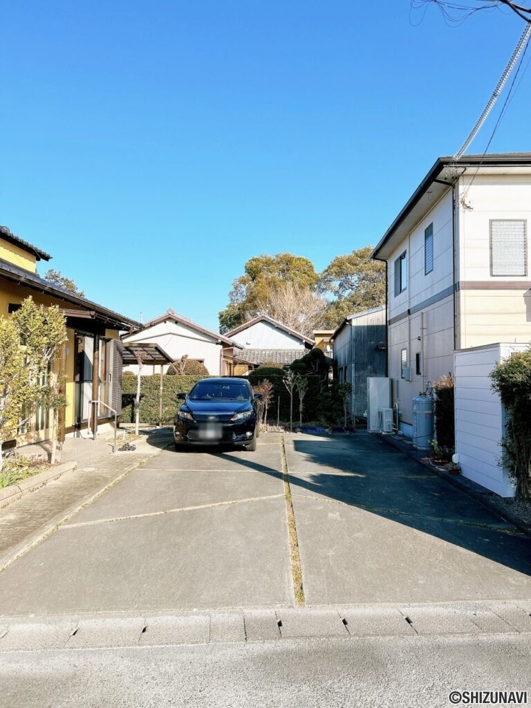 【リフォーム後／駐車場】駐車場区画は全てコンクリート打ちがされています。土の跳ね返りを心配しなくて良いのは嬉しいですね。