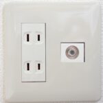 【同仕様写真／設備】全居室にコンセントとTVジャックを設置いたしました。現状コンセントが足りない箇所には必要に応じて増設も行っております。生活してみないと気付かない部分も弊社のノウハウによりカバーしています。
