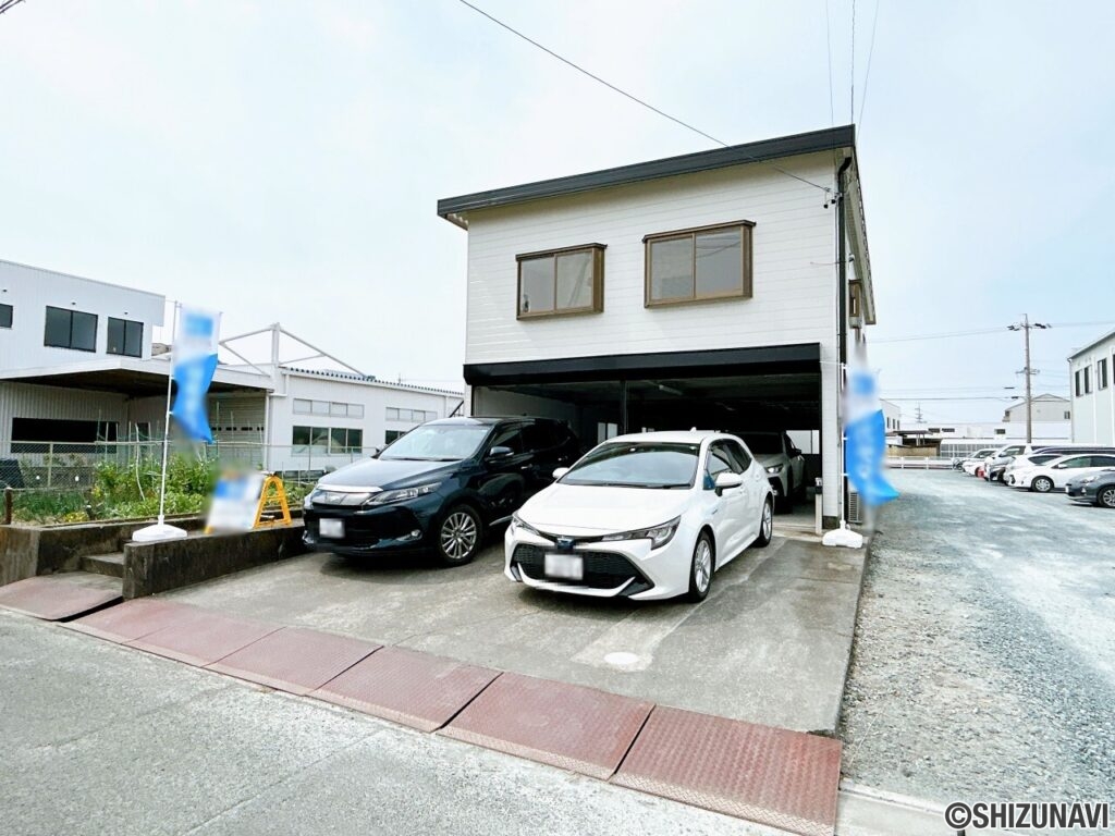 【現地外観写真】駐車場は並列2台に加えてガレージ内に4台駐車可能です。ガレージは鍵の交換を行っております。