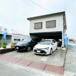 【現地外観写真】駐車場は並列2台に加えてガレージ内に4台駐車可能です。ガレージは鍵の交換を行っております。