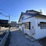 【リフォーム済／外観】建物北側の様子です。バイクガレージや物置を設置するのに十分なスペースがございます。