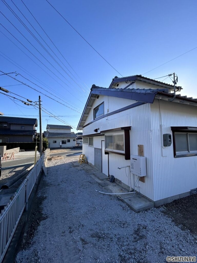 【リフォーム済／外観】建物北側の様子です。バイクガレージや物置を設置するのに十分なスペースがございます。