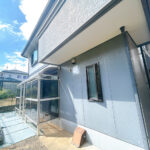 【リフォーム済/外観】南東から撮影した写真です。リビングに接してサンルーフがございます。洗濯スペースとしてご活用いただけそうです。