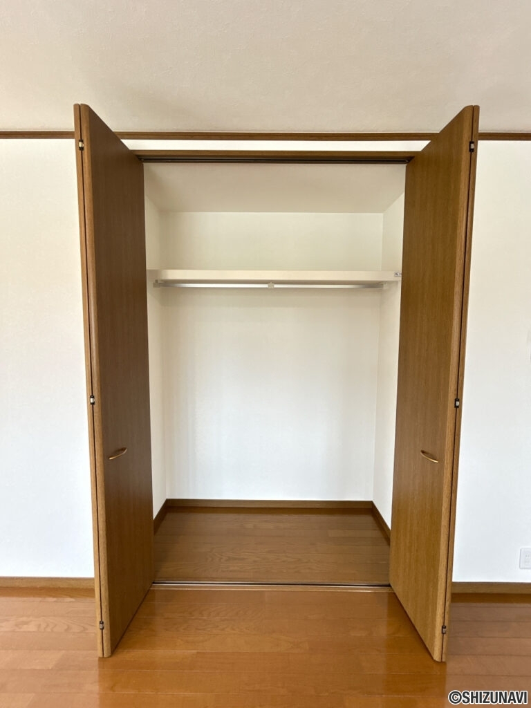 【LDK/収納】既存の棚を撤去し、新しい枕棚・ポールを設置しました。LDK内に収納があるのは嬉しいポイントです。
