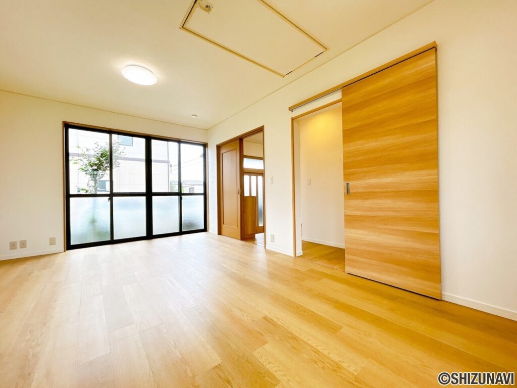 【リフォーム後／11帖洋室】洋室には小屋裏収納がついています。季節のお荷物や、ちょっとした趣味部屋としても活躍しそうですね。