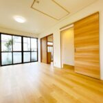【リフォーム後／11帖洋室】洋室には小屋裏収納がついています。季節のお荷物や、ちょっとした趣味部屋としても活躍しそうですね。