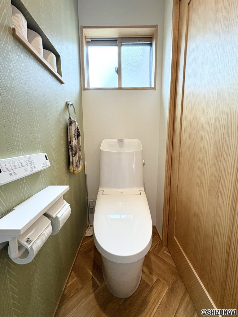1階のトイレです。トイレットペーパーがすっぽりと入る収納がございます。