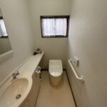 トイレの写真です。手洗いもトイレ内にあり便利です。
