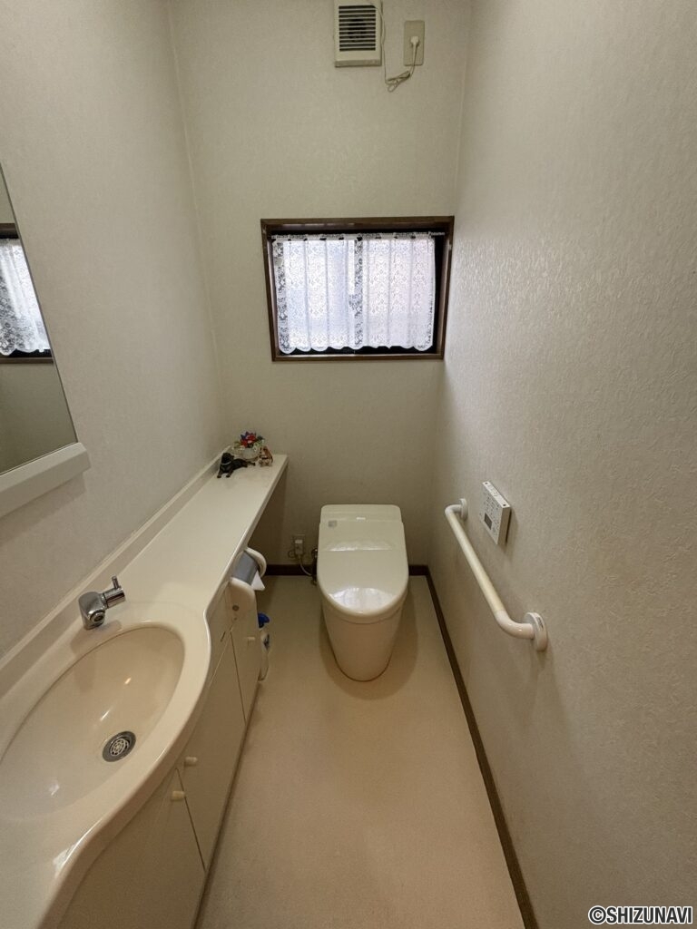 トイレの写真です。手洗いもトイレ内にあり便利です。