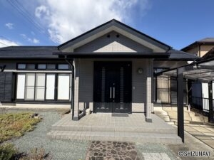 建物全体の写真です。スタイリッシュな外観です。