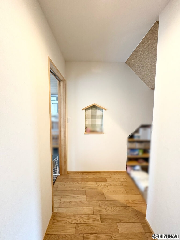 玄関を入っていすぐに、明るい雰囲気の室内が居住者を迎えます。