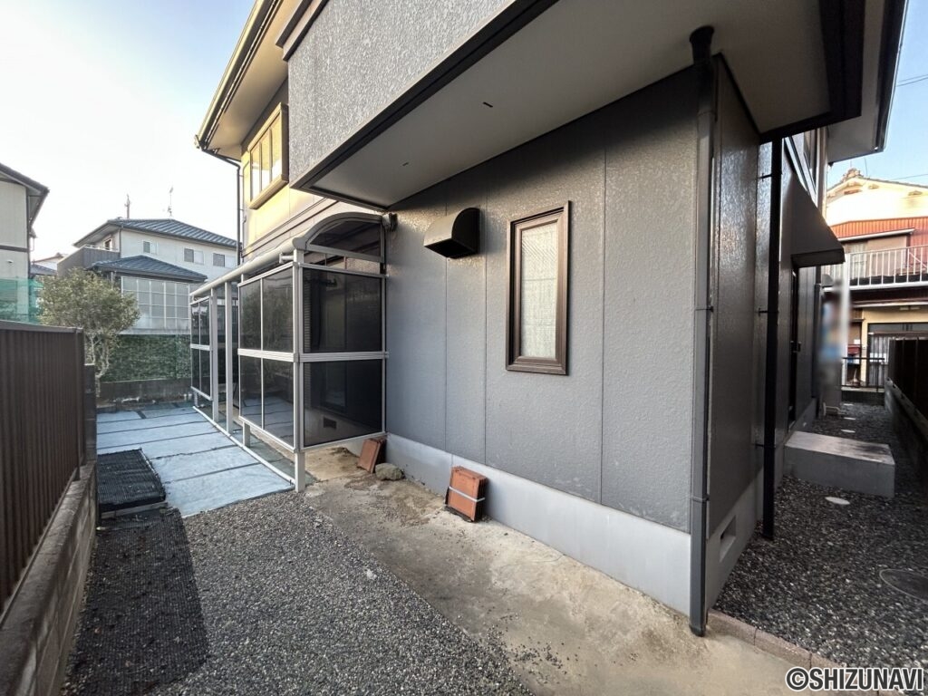 【リフォーム済/外観】南東から撮影した写真です。リビングに接してサンルーフがございます。洗濯スペースとしてご活用いただけそうです。