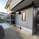【リフォーム済/外観】南東から撮影した写真です。リビングに接してサンルーフがございます。洗濯スペースとしてご活用いただけそうです。