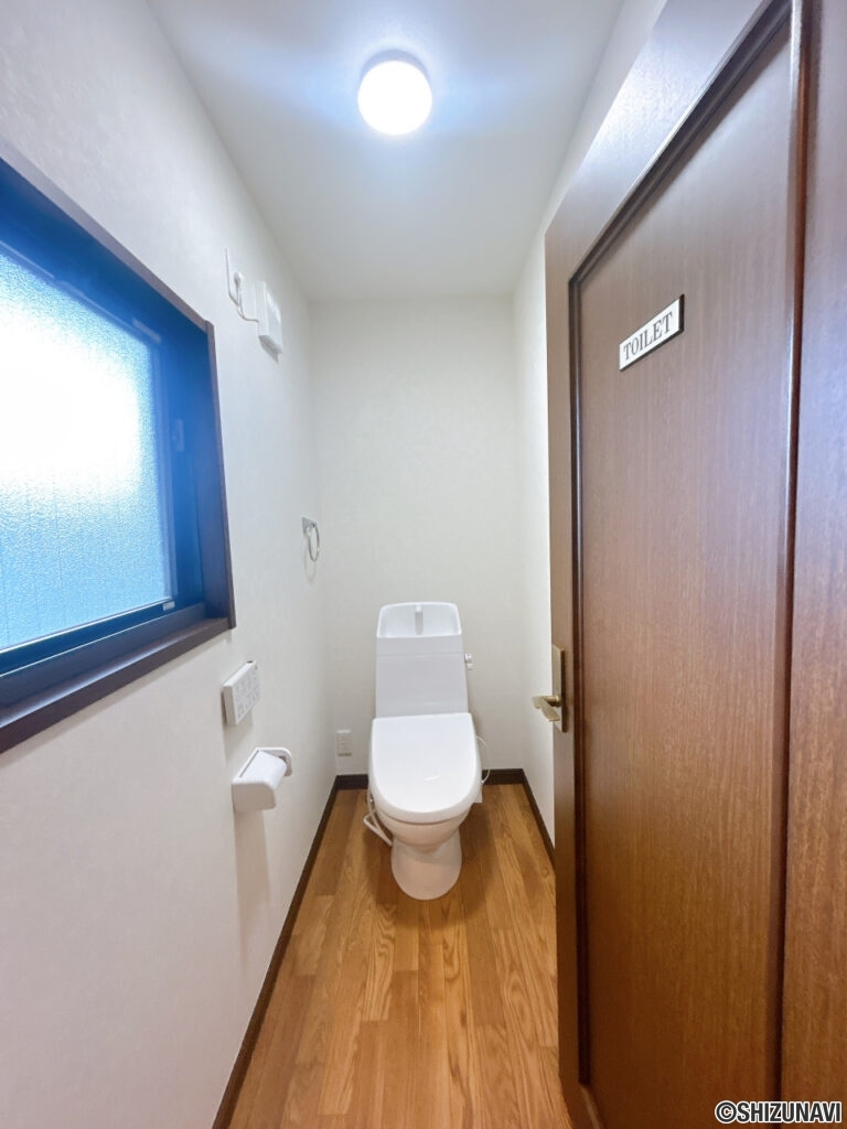 【リフォーム済/2階トイレ】２階にもお手洗いがあり、ご家族様でのお住まいや、夜の利用に便利ですね。