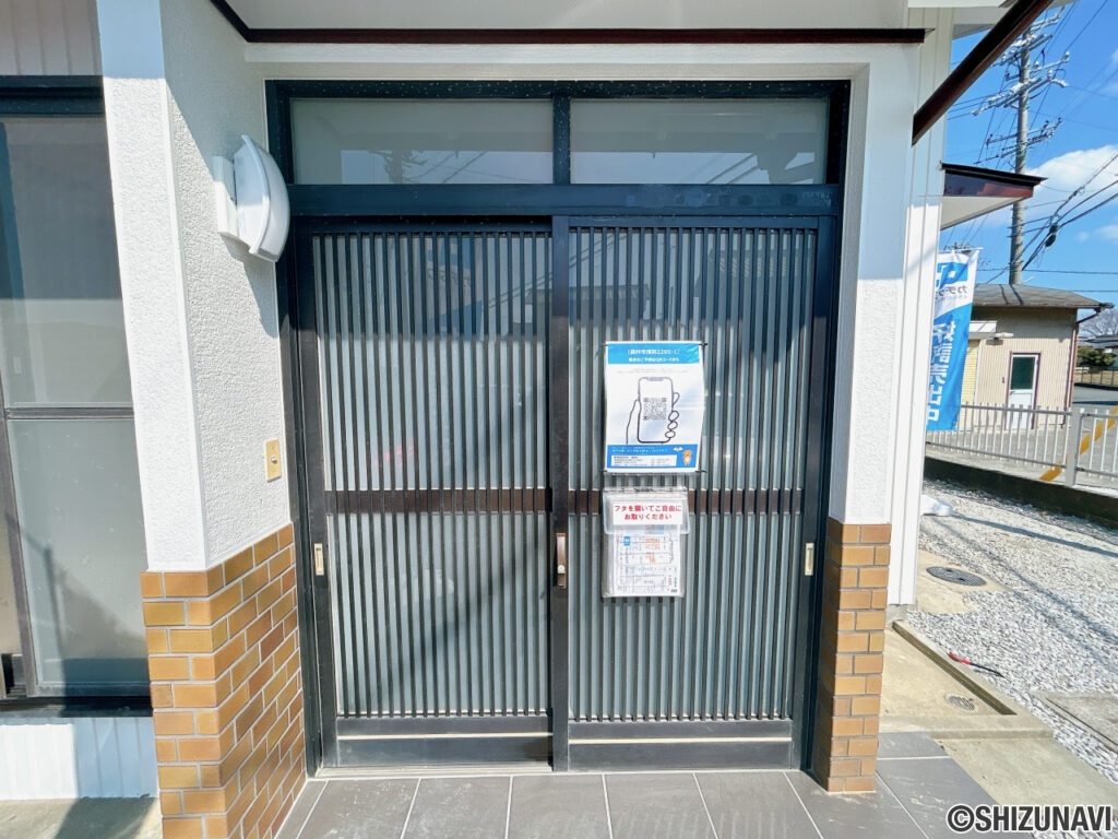 【リフォーム済／玄関】玄関は鍵交換、照明取り換え、モニターホン設置を行いました。