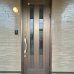 【リフォーム済／玄関】鍵・モニター付きインターホンの交換、扉は建付け調整を行いました。防犯面でも安心ですね。