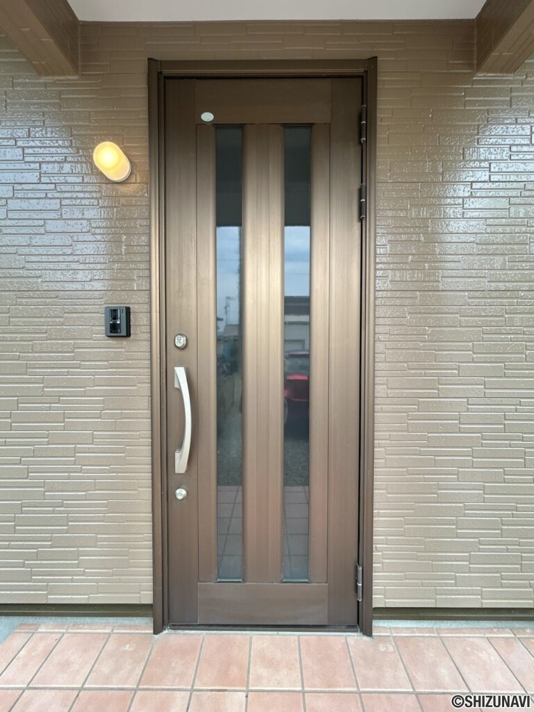 【リフォーム済／玄関】鍵・モニター付きインターホンの交換、扉は建付け調整を行いました。防犯面でも安心ですね。