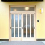 【リフォーム後／玄関】玄関は鍵交換とモニターホンの設置を行いました。カラーモニターでお客様を確認してから応対できるので安心ですね。
