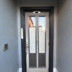 【リフォーム済/玄関(外)】玄関扉は建付け調整、鍵・モニター付きインターホン・照明の新品交換を行いました。防犯面でも安心ですね。