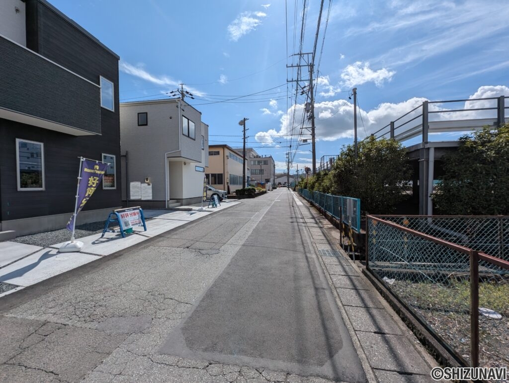 正面道路左の画像です。