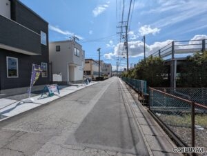 正面道路左の画像です。