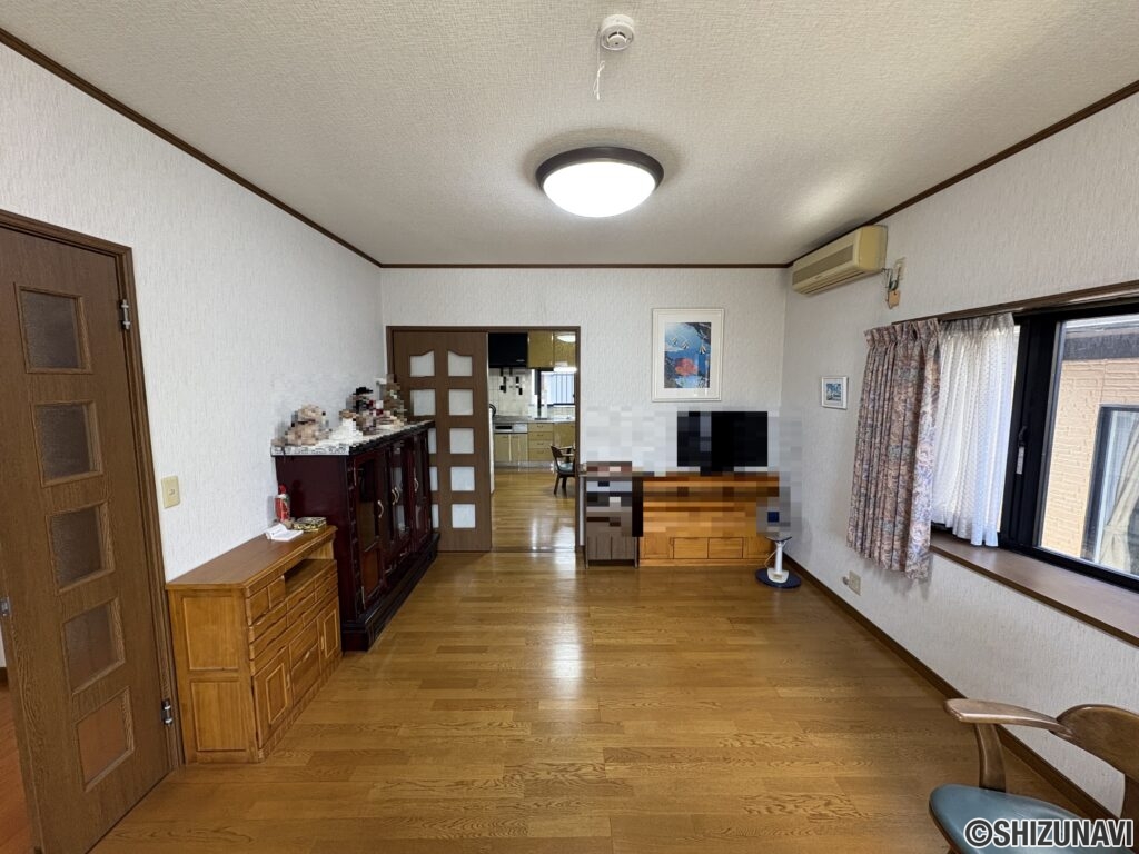 リビングからダイニングまでの全体の写真です。