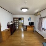 リビングからダイニングまでの全体の写真です。