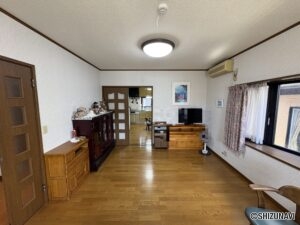リビングからダイニングまでの全体の写真です。