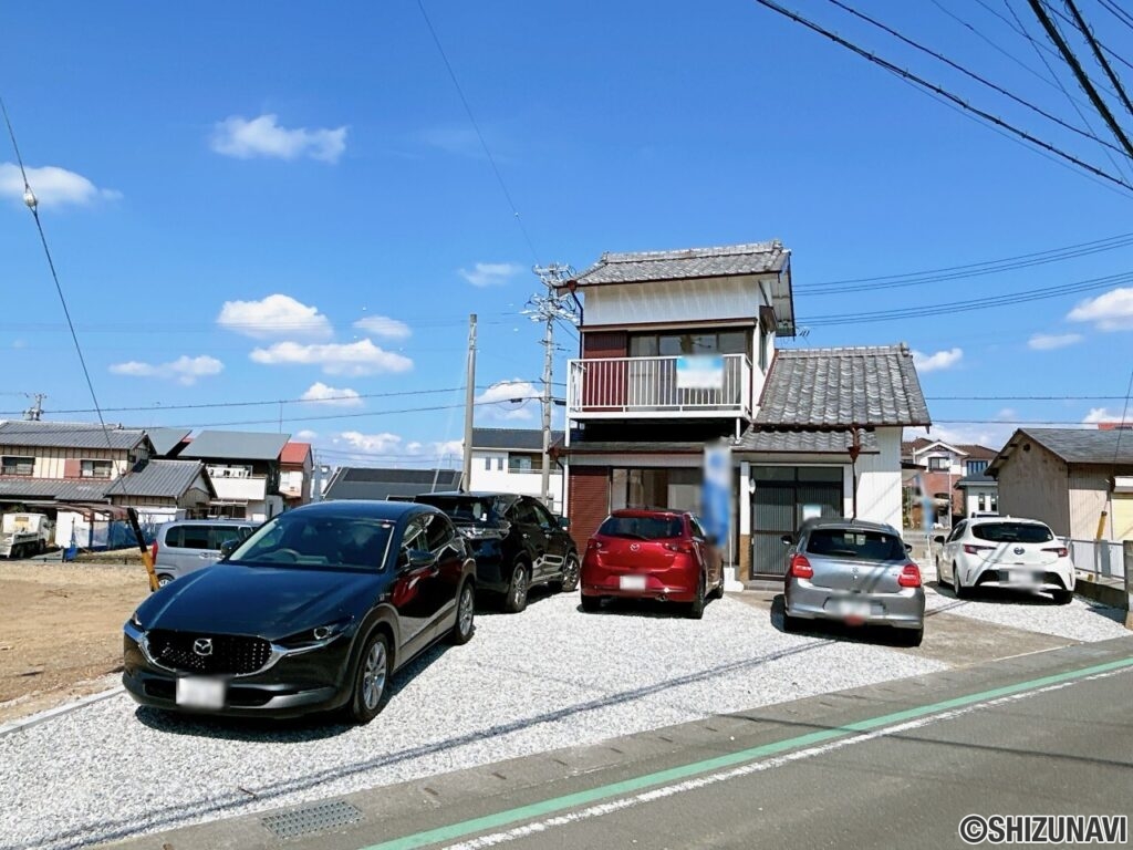 【リフォーム済／建物外観・駐車スペース】ブロックを解体して並列3台の駐車スペースを造成しました。間口を拡張するので、車の出し入れもしやすくなります。