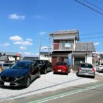【リフォーム済／建物外観・駐車スペース】ブロックを解体して並列3台の駐車スペースを造成しました。間口を拡張するので、車の出し入れもしやすくなります。