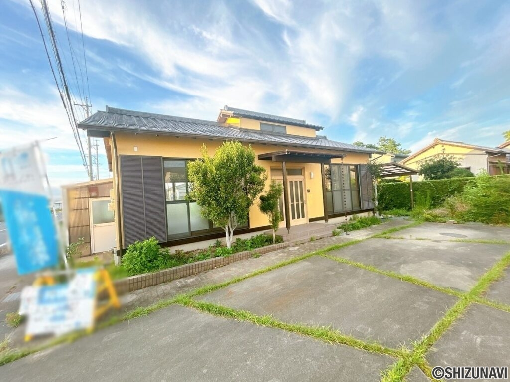 【リフォーム後／外観写真】外構はクリーニングを行いました。北面と西面が開けているので、風がよく通る立地です。
