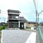 【リフォーム済／建物外観・駐車スペース】ブロックを解体して並列3台の駐車スペースを造成しました。間口を拡張するので、車の出し入れもしやすくなります。