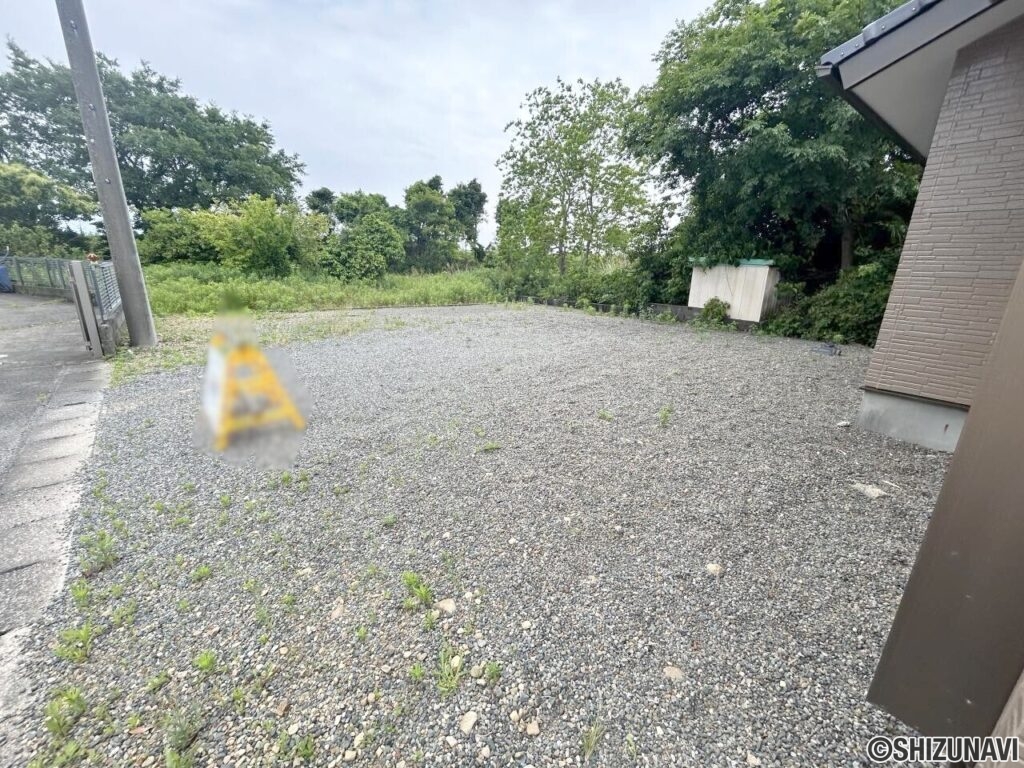 【お庭】南側にはお庭がございます。倉庫を置いたり、ガーデニングをしたりなど、多様にご活用いただけそうですね。