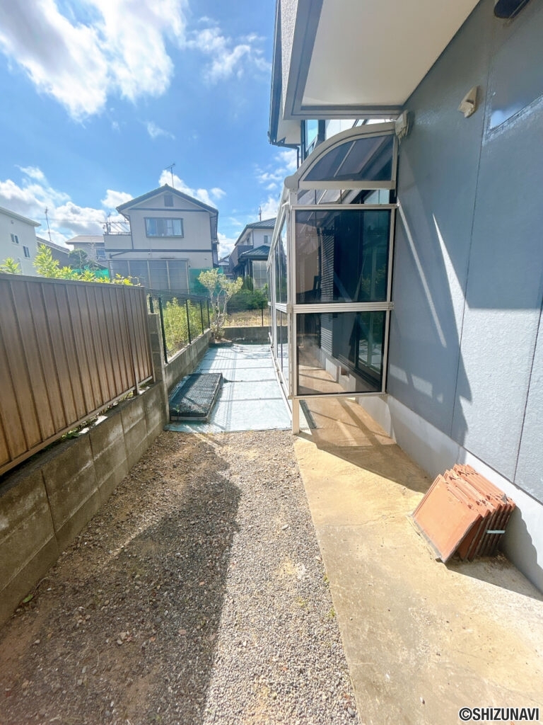 【お庭】南側にはお庭もございます。家庭菜園などもお楽しみいただけます。