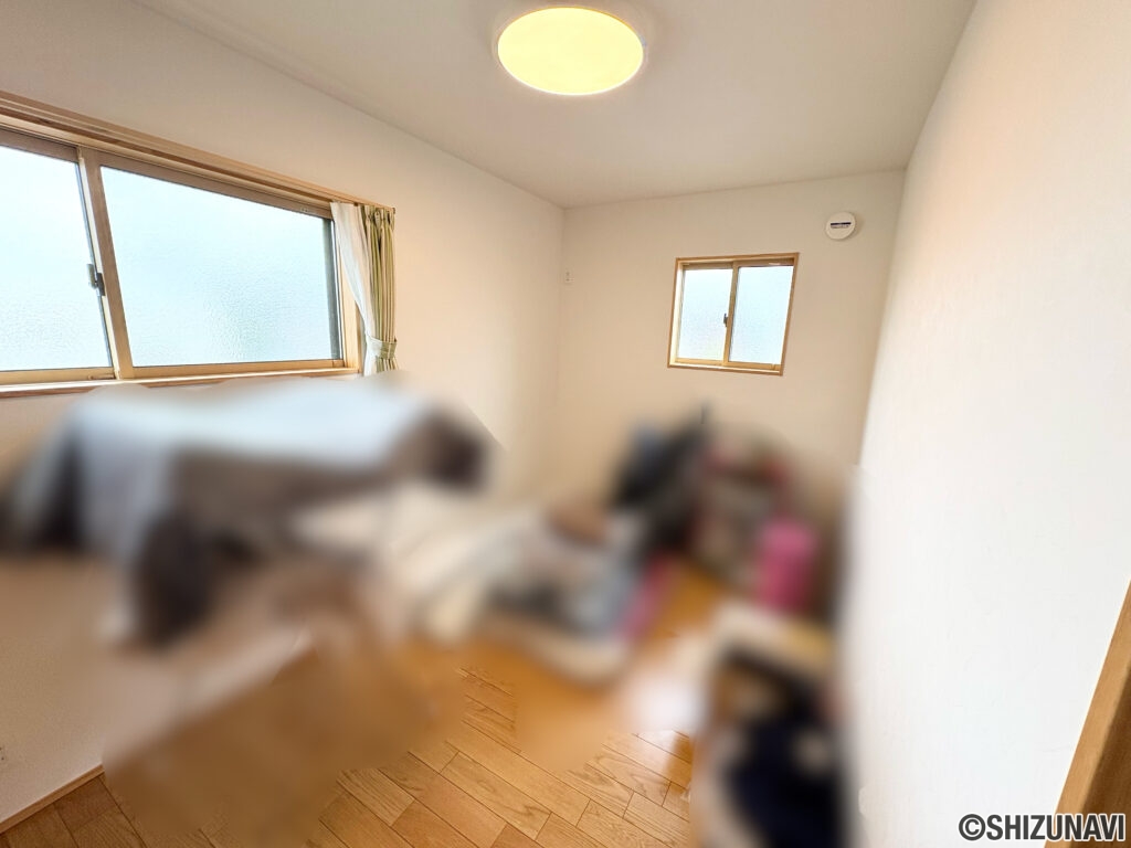 2階の4.9帖の洋室です。