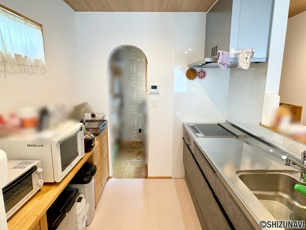 キッチンスペースは余裕のある作りで動線を十分に確保できています。毎日の料理が楽しくなります。