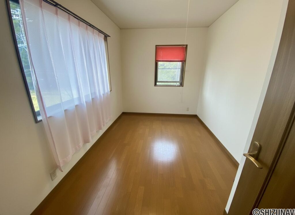 2階　南側洋室部分です。