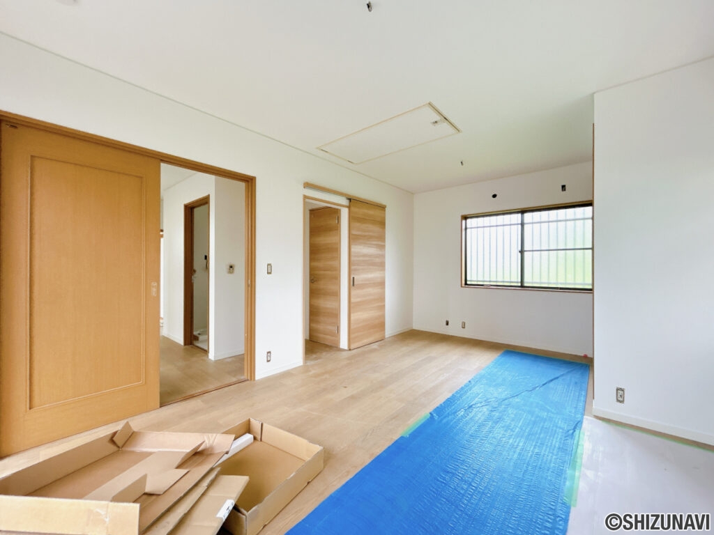 【リフォーム中／11帖洋室】東側の洋室は、廊下新設に合わせて建具を新設します。ご入居後に部屋を分けることもできますよ。