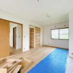 【リフォーム中／11帖洋室】東側の洋室は、廊下新設に合わせて建具を新設します。ご入居後に部屋を分けることもできますよ。