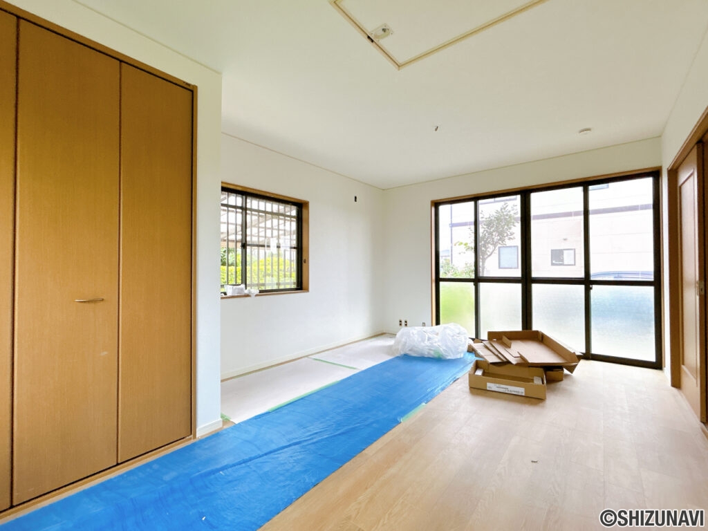 【リフォーム中／11帖洋室】別角度です。洋室には小屋裏収納がついています。季節のお荷物や、ちょっとした趣味部屋としても活躍しそうですね。