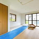 【リフォーム中／11帖洋室】別角度です。洋室には小屋裏収納がついています。季節のお荷物や、ちょっとした趣味部屋としても活躍しそうですね。