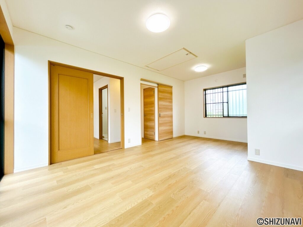 【リフォーム後／11帖洋室】東側の洋室は、廊下新設に合わせて建具を新設しました。ご入居後に部屋を分けることもできますよ。