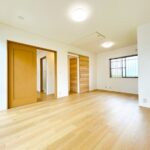 【リフォーム後／11帖洋室】東側の洋室は、廊下新設に合わせて建具を新設しました。ご入居後に部屋を分けることもできますよ。